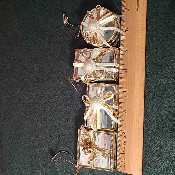 4 Vintage Christmas Ornaments Small Mirror Presents - Picture 5 of 6
